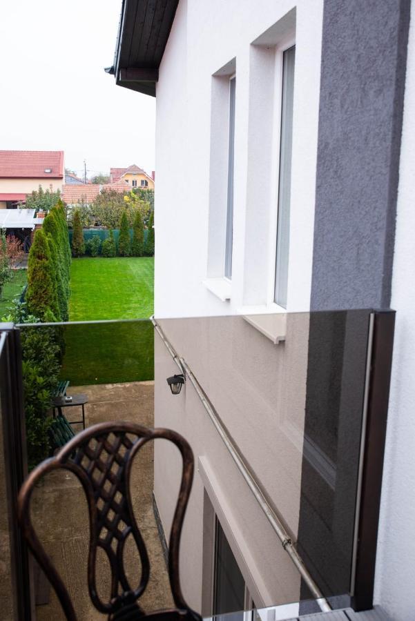 Green Apartments Oradea Buitenkant foto